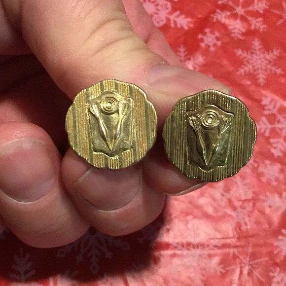 Cuff links gold tone for the darts chucker ￼ - Picture 1 of 4